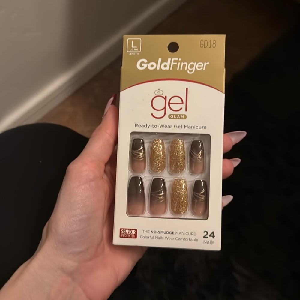 Gold finger nails